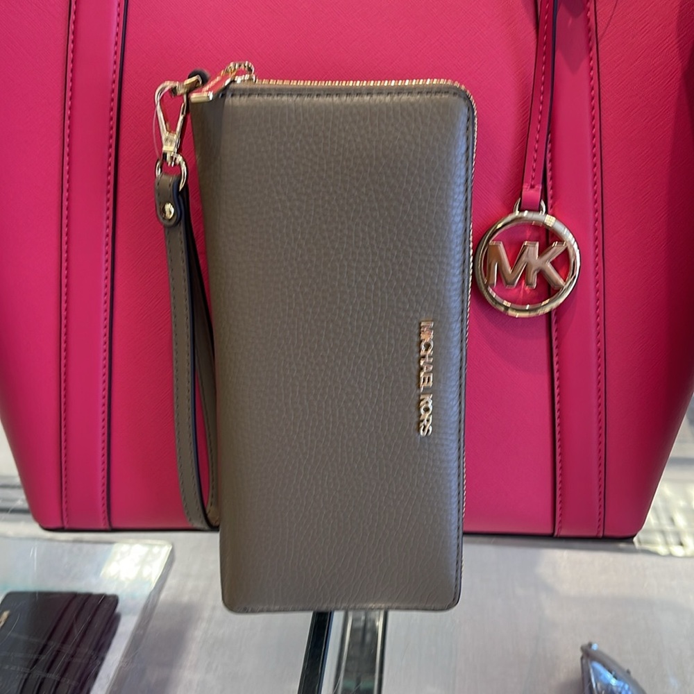 MICHAEL KORS
Leather Continental Wristlet Phone Case Wallet 
Dusk
NWT - Picture 13 of 16